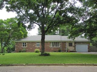609 Chestnut St, Le Roy, IL 61752-1109