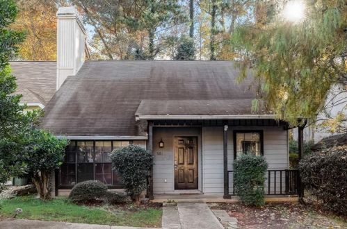 881 Brandy Oaks Ln, Stone Mountain, GA 30088-2032