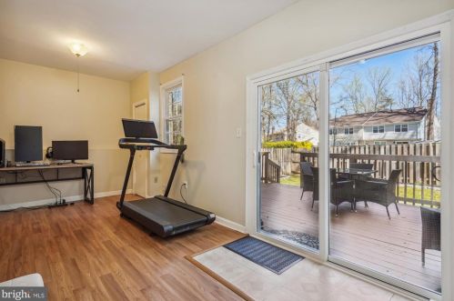 10008 Chestnut Wood Ln, Springfield VA  22015-2701 exterior
