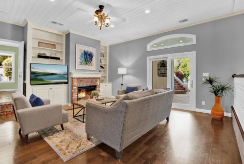 1156 Sugarbush Dr, Vista CA 92084-7464 exterior