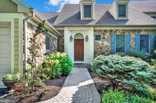 2071 Rosewood Ln, York PA  17403-5900 exterior