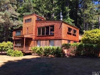 44560 Woodstock Dr, Mendocino, CA 95460-8731