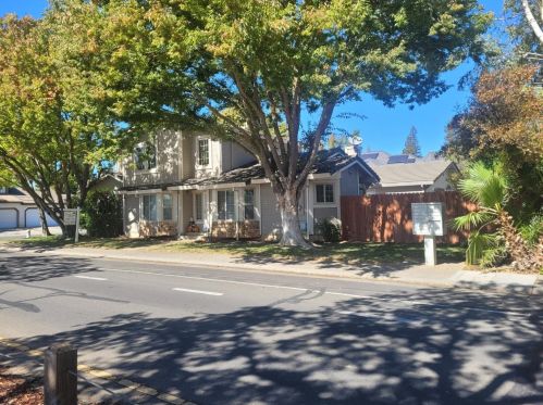 8801 Valley Oak Ln, Elk Grove, CA 95624-2562