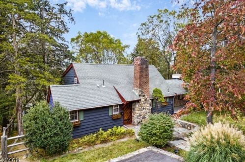 20 Woodlawn Rd, Sparta, NJ 07871-2103
