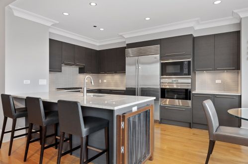 2550 Lakeview Ave, Chicago IL  60614-2045 exterior