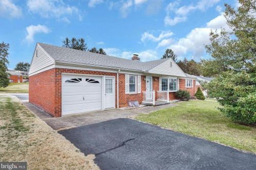 1841 Bannister St, York, PA 17404-4916