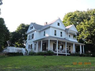21 Center St, Putnam, CT 06260-2303