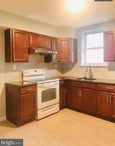 2545 6th St, Philadelphia, PA 19133-2606