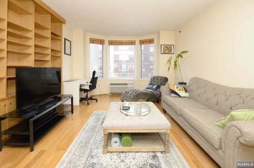 3217 City Pl, Edgewater NJ  07020-3150 exterior