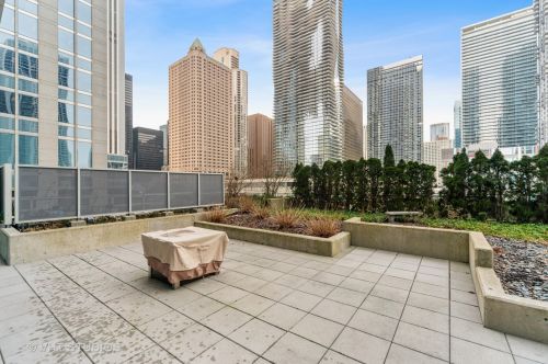 340 Randolph St, Chicago IL  60601-7618 exterior
