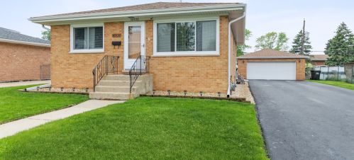 10532 Sycamore Dr, Chicago Ridge, IL 60415-1837