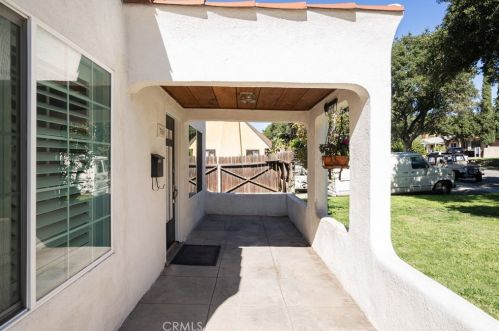 3300 Montrose Ave, Glendale CA 91214-3341 exterior