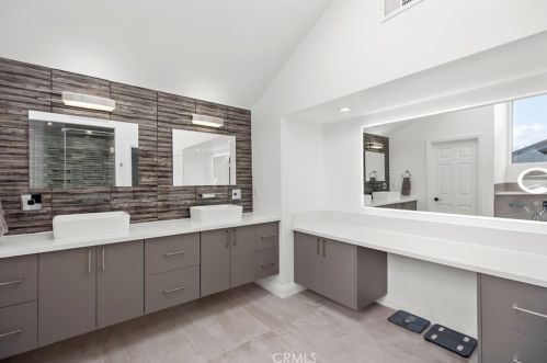 10 Vispera, Irvine CA  92620-2127 exterior