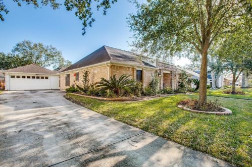 2213 Country Club Dr, Pearland, TX 77581-5109