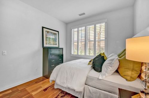 328 Bronze, Irvine CA  92618-1510 exterior
