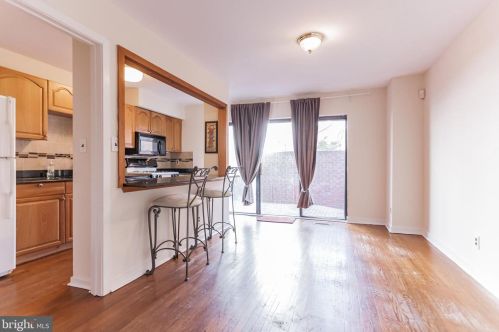 215 Bainbridge St, Philadelphia, PA 19147-2312