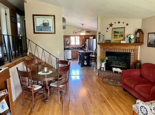 3710 Linneman St, Glenview, IL 60025-3704