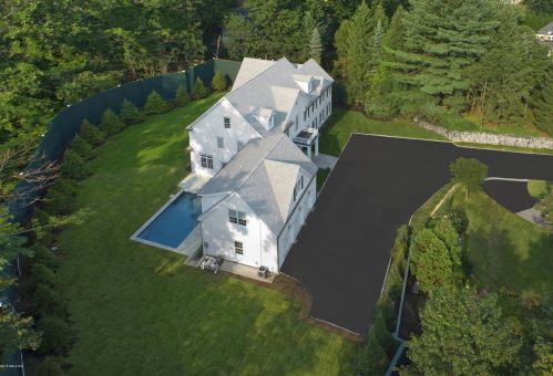 5 Meadow Wood Dr, Greenwich CT  06830-7023 exterior