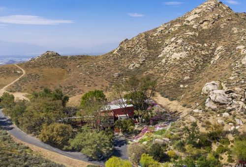 2025 Mt Vernon Ave, Riverside CA  92507-2528 exterior