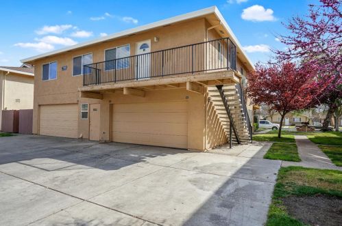 2141 Chrysler Dr, Modesto, CA 95350-1803