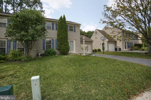 9 Mill Pond Dr, Lancaster PA  17603-7412 exterior