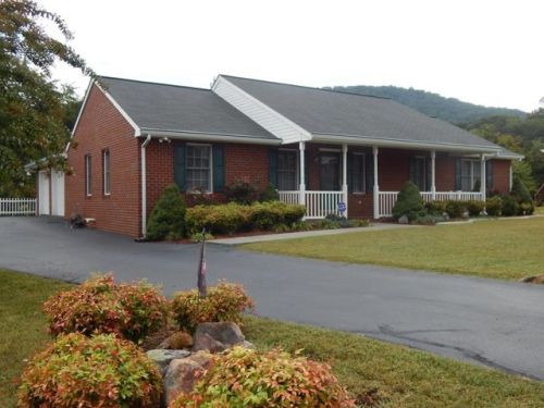 444 Sunflower Dr, Vinton, VA 24179-1579