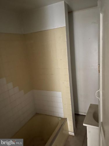 701 9 St, Camden NJ 08102-1721 exterior