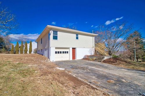 5 Walnut Ave, Huntington CT  06484-2913 exterior