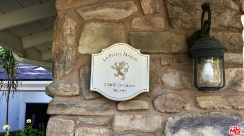 22405 Dardenne St, Calabasas, CA 91302-5821