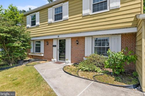 18 Botany Cir, Willingboro, NJ 08046-1617