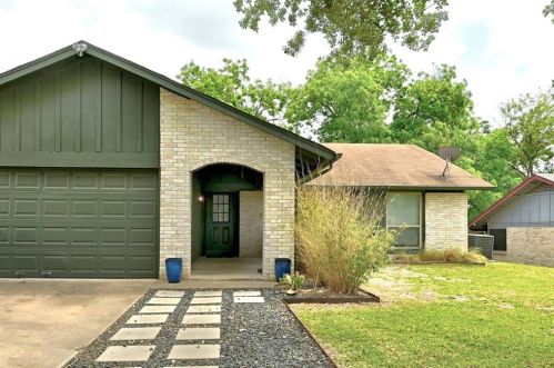 6433 Bridgewater Dr, Austin TX  78723-3927 exterior