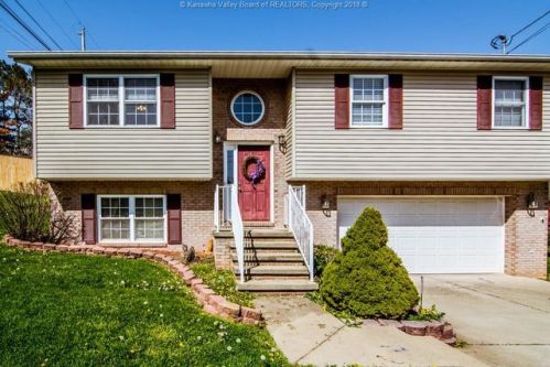 8 Carriage Hill Ln, Statts Mills, WV 25271-8024