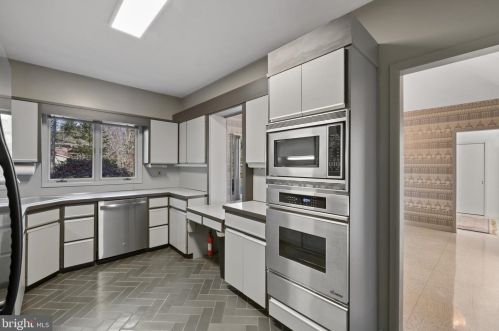 1 Hemlock Ct, Princeton NJ  08540-4708 exterior