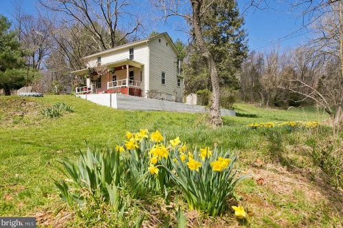 1424 Creek Rd, Toms Brook, VA 22660-2224