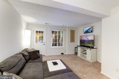 1634 Purple Sage Dr, Herndon VA  20194-5601 exterior