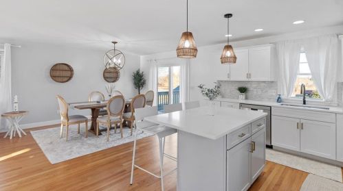 392 Forest Ave, Middletown RI  02842-4627 exterior
