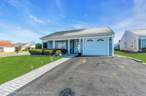 82 Mansfield Ave, Lakehurst, NJ 08759-6668