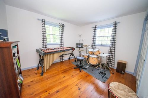 6 Shady Dell Ln, Somers CT  06071-2136 exterior
