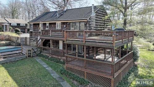 731 8th Ave, River Edge, NJ 07661-1403