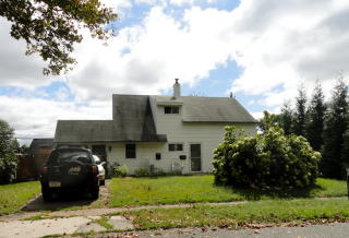 326 Crabtree Dr, Levittown, PA 19055-1649