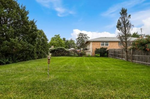 8600 Stolting Rd, Niles IL  60714-1817 exterior
