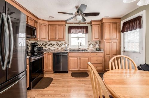 15 Ledgeview Dr, Rochester, NH 03839-5618