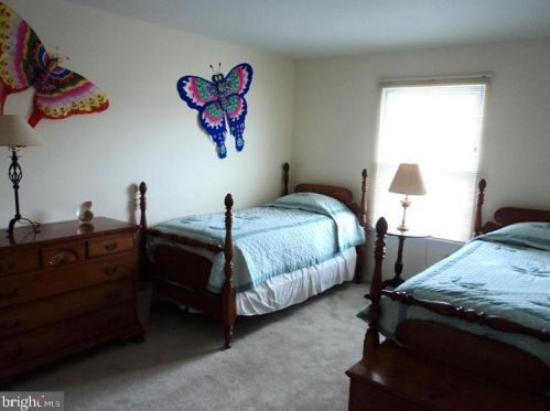 12 Catbird Ct, Trenton NJ 08648-2045 exterior