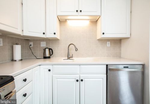 9 Nestlewood Way, Princeton NJ  08540-6132 exterior