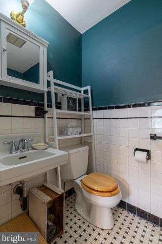 1517 Forest Glen Rd, Silver Spring MD 20910-1122 exterior