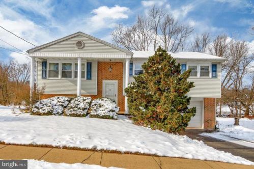 2721 Thornbridge Rd, York, PA 17408-3950