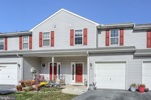 1055 Wooded Pond Dr, Harrisburg, PA 17111-4765