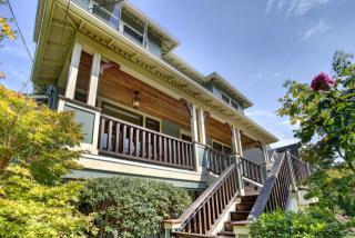 5530 Ashworth Ave, Seattle, WA 98103-5917