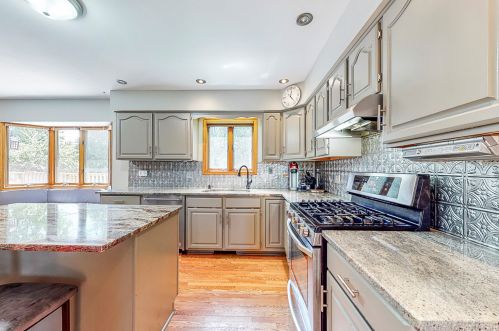 8143 Oak Ln, Niles IL  60714-2720 exterior