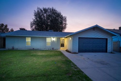 320 Champion St, Lemoore, CA 93245-3809